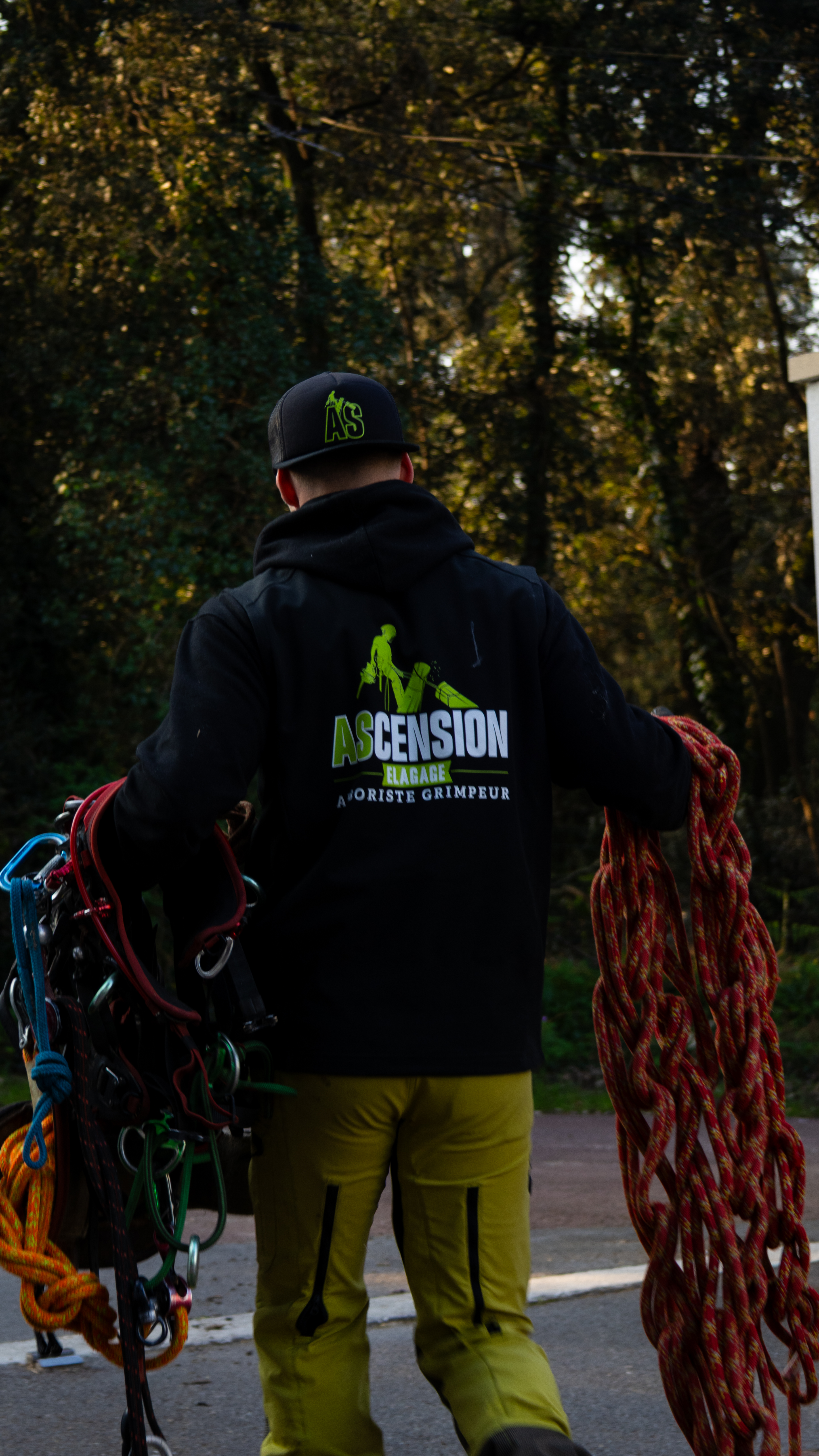 Antoine, fondateur d'Ascension, avec ses cordes et équipement d'élagage